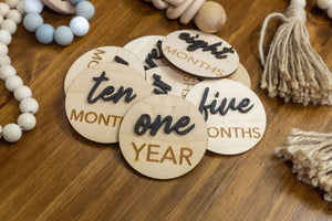 
                
                    Load image into Gallery viewer, 3D Circle Wooden Monthly Milestone Signs
                
            