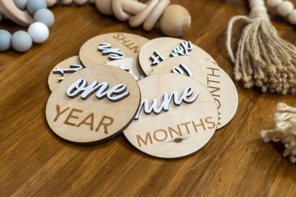
                
                    Load image into Gallery viewer, 3D Circle Wooden Monthly Milestone Signs
                
            